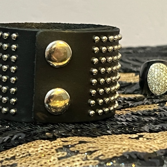 Leather cuff in black with silver studs - Picture 2 of 3